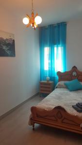 Łóżko lub łóżka w pokoju w obiekcie APARTAMENTOS DAYMA