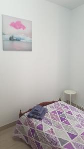 Łóżko lub łóżka w pokoju w obiekcie APARTAMENTOS DAYMA
