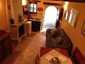 uma sala de estar com uma cadeira de zebra e uma cozinha em Il borgo 28 em Scapoli