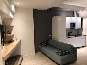ein Wohnzimmer mit einem Sofa und einer Küche in der Unterkunft La Loggetta in Florenz