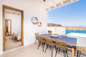 eine Küche und ein Esszimmer mit Tisch und Stühlen in der Unterkunft Lindian Ethos in Lindos