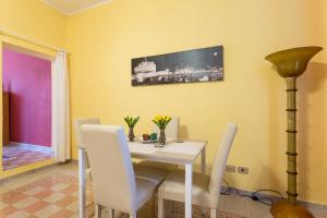 een eetkamer met een witte tafel en stoelen bij Il Profumo del Lauro in Perugia