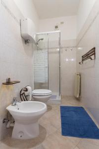 een badkamer met een toilet, een wastafel en een douche bij Il Profumo del Lauro in Perugia