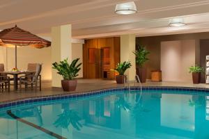 una piscina en una habitación de hotel con mesa y sillas en Millennium Minneapolis, en Minneapolis