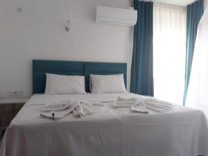 A bed or beds in a room at ada kekiği pansiyon Még 16 kép