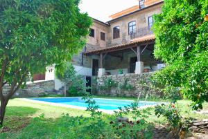 uma casa com uma piscina em frente em Casa de Mendiz em Vale de Mendiz