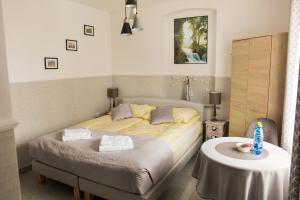 Ένα ή περισσότερα κρεβάτια σε δωμάτιο στο Apartamenty pod Jedynka - Sikorskiego 3/1