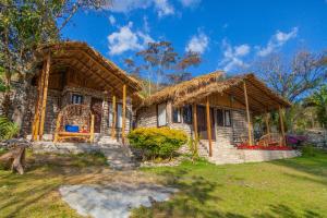 a house with a thatched roof at Canto del Agua Ecolodge in Comitán