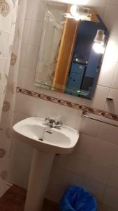 y baño con lavabo y espejo. en Apartamento turístico Dayma 2 en Jarandilla de la Vera