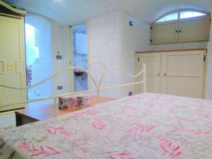 una camera da letto con un grande letto con fiori rosa di Casa Charme a Mottola