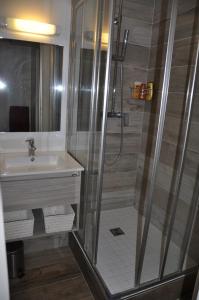 里柯許的住宿－La Montagne，带淋浴和盥洗盆的浴室