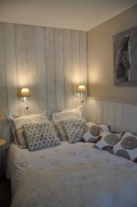 里柯許的住宿－La Montagne，一间卧室配有一张大床和两个枕头