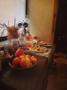 StaffoloにあるIl Vicolettoのカウンターに果物を入れたテーブル