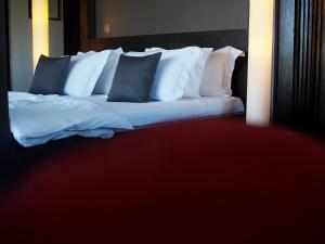 a bed with white sheets and pillows in a room at Chic Hotel Boutique in Barra Grande