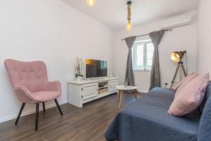 Televízia a/alebo spoločenská miestnosť v ubytovaní Apartmani Bedem
