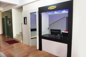En tv och/eller ett underhållningssystem på Sapphire Hotel Apartments & Business Suites