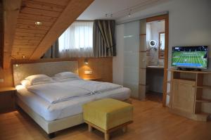 sypialnia z łóżkiem z telewizorem w obiekcie Abanico Appartements w mieście Seefeld in Tirol