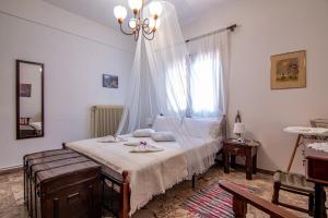 a bedroom with a bed and a window at Elias Maro House in Avdou