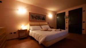 Un dormitorio con una cama con dos gatos. en Villa Adry, en Monteluro