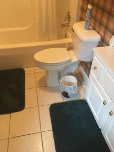 Downtown abode in the heart of the Bourbon Trail的一间浴室