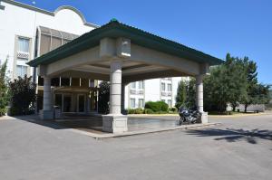 un pabellón frente a un edificio en Hotel Victoria Express en Durango