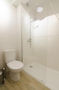ペニシェにあるSea La Vie Beach House - Penicheの白いバスルーム(トイレ、シャワー付)