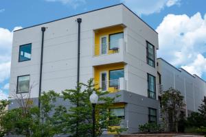 威爾明頓的住宿－The Hive，白色的建筑,设有黄色的窗户