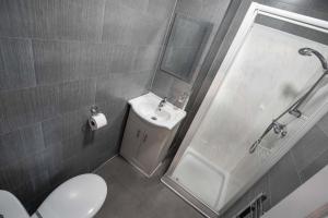 Et badeværelse på The Gables Hotel + 38 billeder