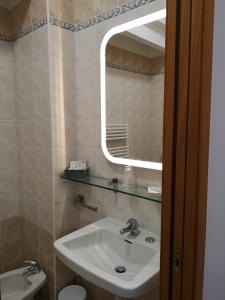 bagno con lavandino e specchio di Albergo Felice a Sottomarina