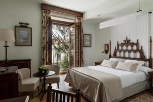 Un dormitorio con una gran cama blanca y una ventana en Parador de Pontevedra, en Pontevedra