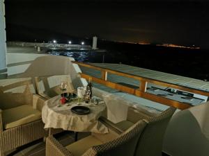 een tafel en stoelen op een boot 's nachts bij Five star appartman Senj in Senj