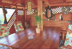einem Holztisch mit einer Topfpflanze darüber in der Unterkunft Ferienwohnung Martinschitz in Sankt Kanzian am Klopeiner See
