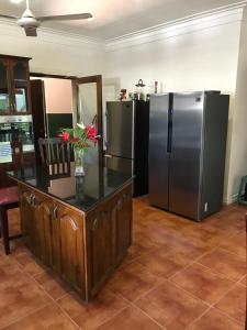 uma cozinha com dois frigoríficos e uma mesa com flores em Palm Beach Villa em Wadduwa