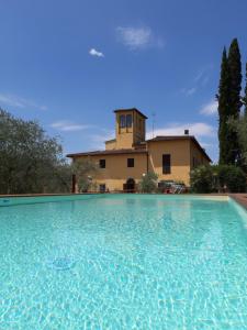 斯坎迪奇Agriturismo Villa Guarnaschelli的房子前面的一个大游泳池