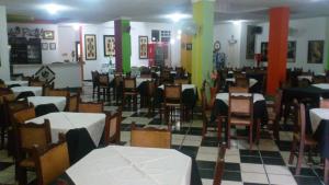 a dining room with tables and chairs in a restaurant at Hotel Marli Plaza in Mocoa