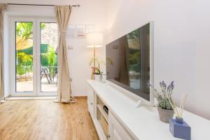 Televízia a/alebo spoločenská miestnosť v ubytovaní Apartmani Bedem