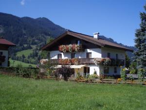 een huis met bloembakken aan de zijkant bij Ferienwohnungen - Haus Zierl in Reith bei Kitzbühel