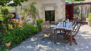 Ein Garten an der Unterkunft LA MAISON DE BIORD