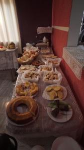 a long table with plates of food on it at Pousada Centaurus in Alto Paraíso de Goiás