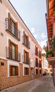 - un bâtiment avec balcon sur le côté d'une rue dans l'établissement Aldeas de Ezcaray, à Ezcaray