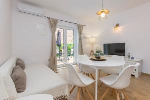 Televízia a/alebo spoločenská miestnosť v ubytovaní Apartmani Bedem