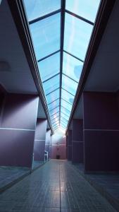 an empty hallway in a building with a glass ceiling at Pousada Centaurus in Alto Paraíso de Goiás