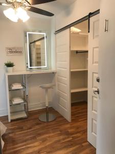 a closet with a desk and a stool and a mirror at Le 154 Jacques-Cartier in Gaspé