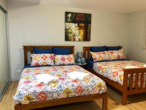 Un pat sau paturi într-o cameră la Jewel in the West-Newly Built and Spacious