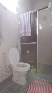a bathroom with a toilet and a shower at Pousada Centaurus in Alto Paraíso de Goiás