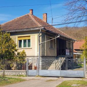 dom z płotem przed nim w obiekcie Garan Guesthouse w mieście Jósvafő