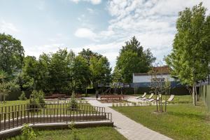 Aed väljaspool majutusasutust Bob W Telliskivi
