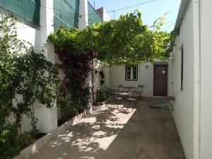 a courtyard in a house with a table and chairs at Casa Sao Marcos in Figueira da Foz