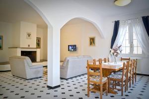 a living room with a table and chairs at Appartamento Le Crugnole in Montepulciano