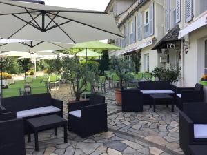 Vonkajšia záhrada v ubytovaní Hôtel des Barrages